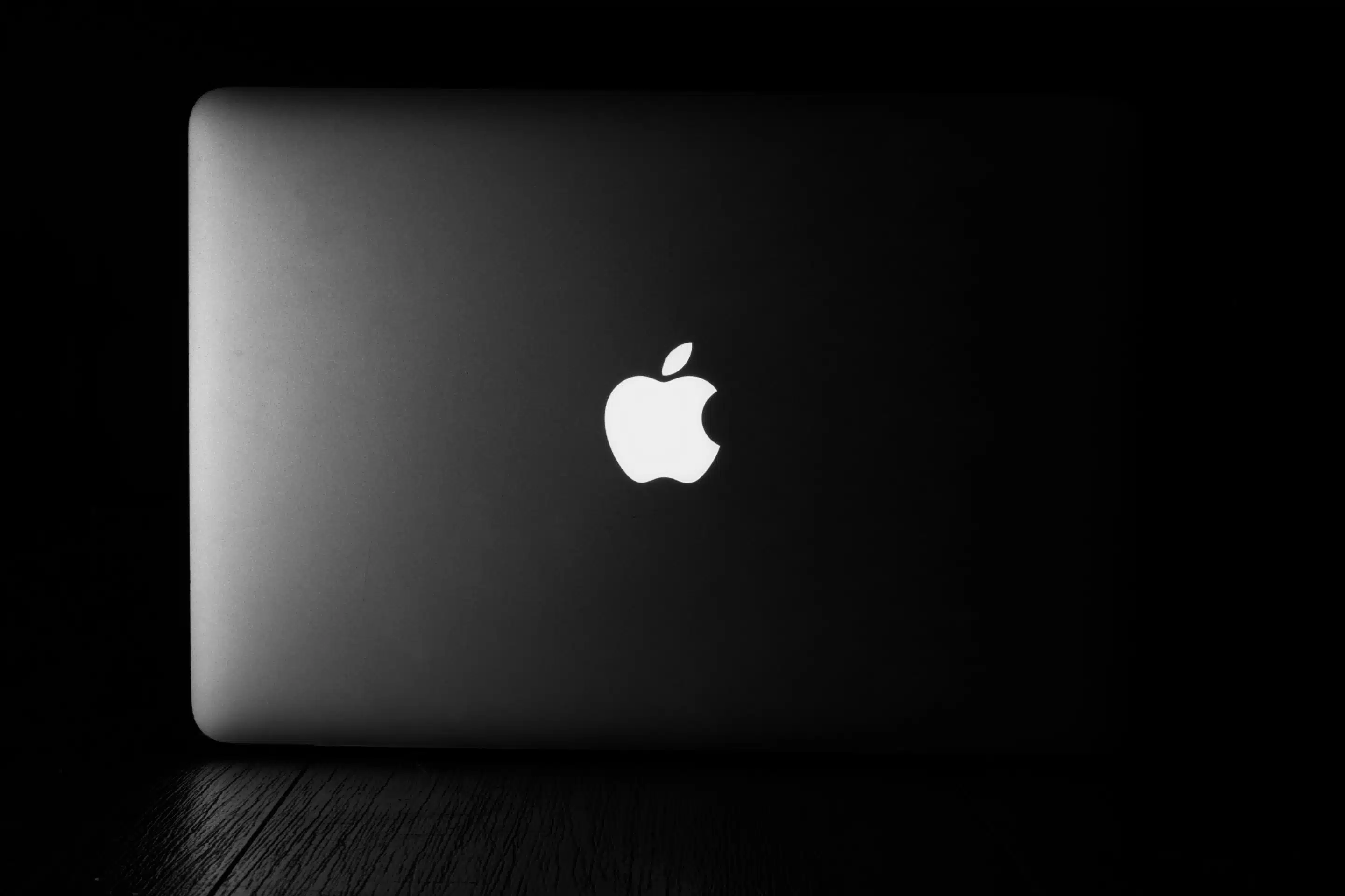 logo Apple sur le dessus d'un ordinateur portable